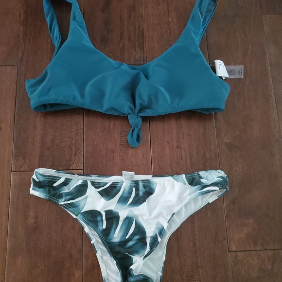 Paper cut swim top size 6  and size medium buttoms - Picture 1 of 3